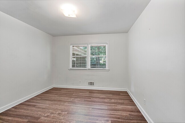 Building Photo - 645 Pauley Pl NE