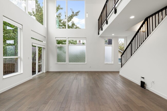 Building Photo - Gorgeous 3 Bd/2.5 Ba Seattle Townhouse