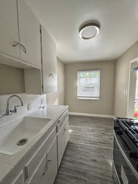 Building Photo - 824 S Flower St