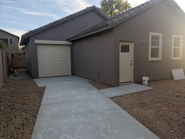 Building Photo - 14339 W Desert Hills Dr