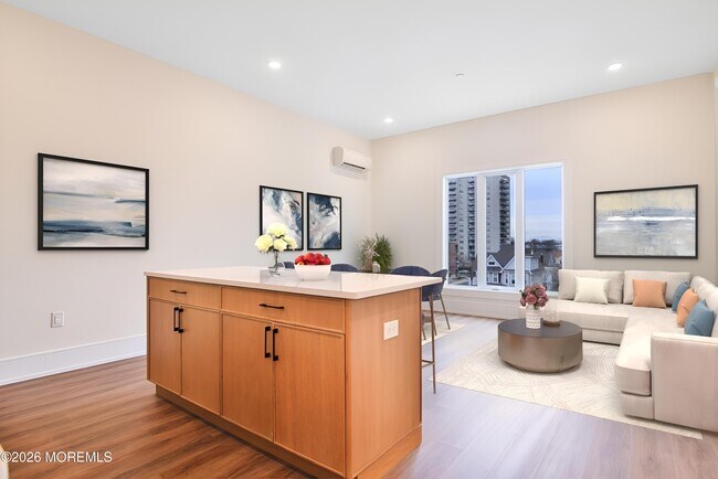 Building Photo - 527 Bangs Ave