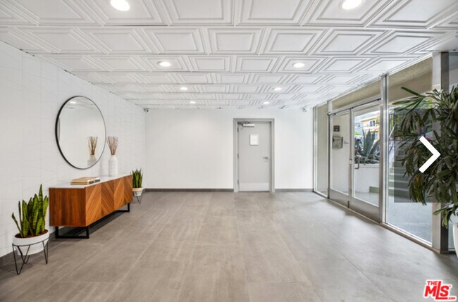 lobby - 960 Larrabee St