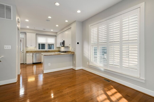 Building Photo - Charming 3 bedroom 3.5 Bathroom Row Home