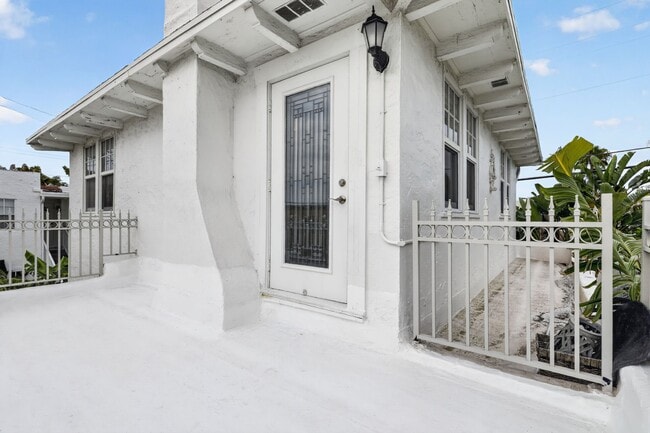 Building Photo - 412 El Prado