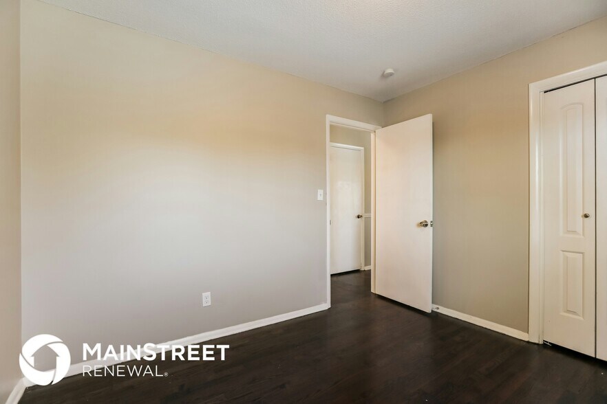 Building Photo - 2900 S Linwood Ave