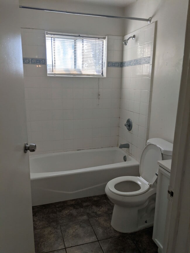 Building Photo - 4023 Sunset Dr