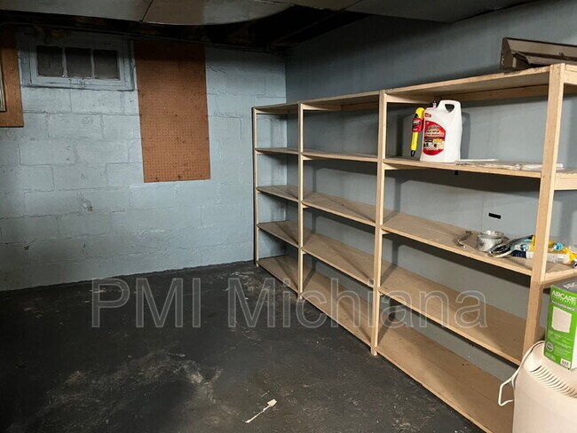 Building Photo - 126 Monmoor Ave