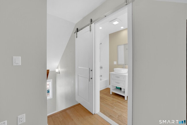 Building Photo - 10 Elm Ave