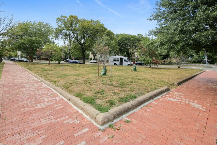 Building Photo - 1110 3rd St NE