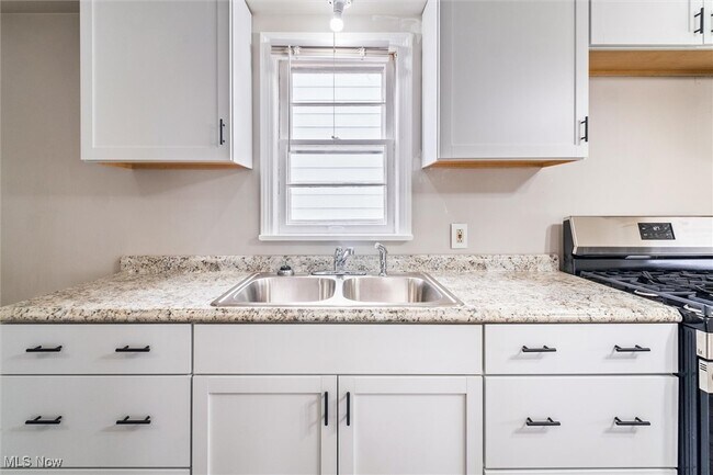 Building Photo - 5215 E 115th St