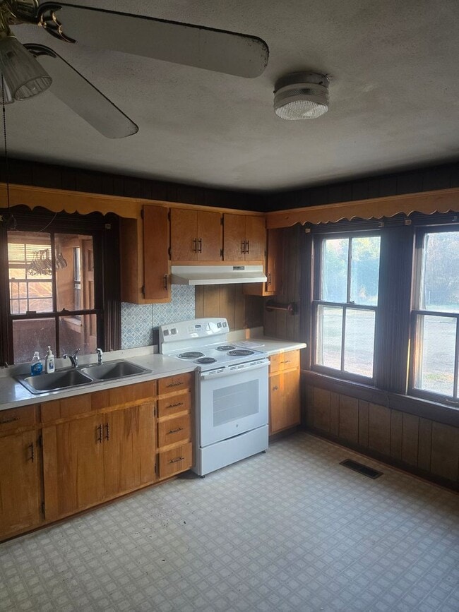 Building Photo - Charming and affordable