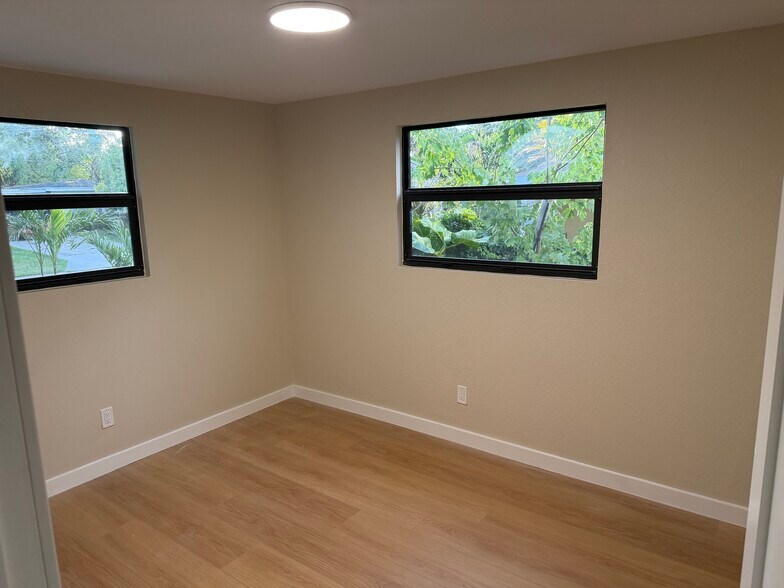Building Photo - 985 Cedarwood Ave