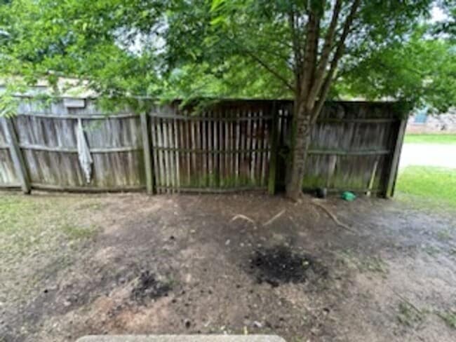 Building Photo - 210 Memory Ln