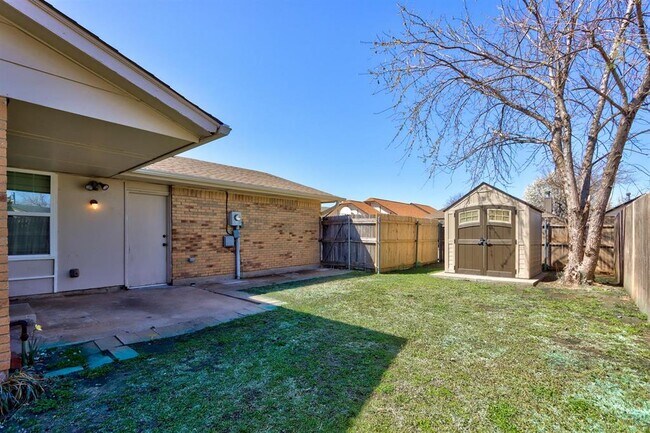 Building Photo - 2121 Meench Dr