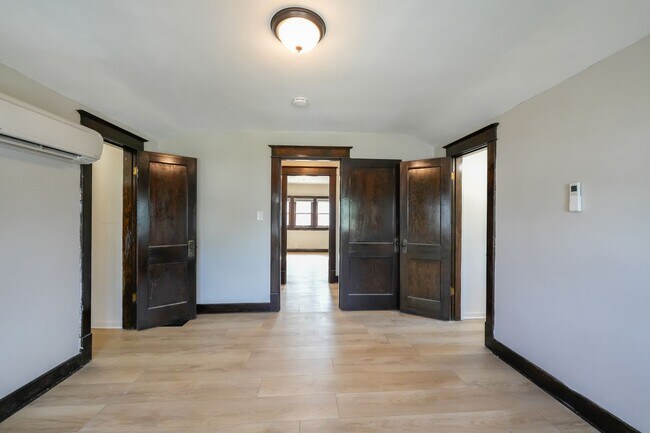 Building Photo - Check out this gem in Schnitzelburg!!