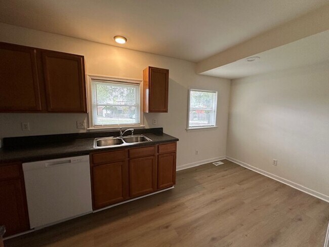 Building Photo - Beautiful Apartment with a large yard