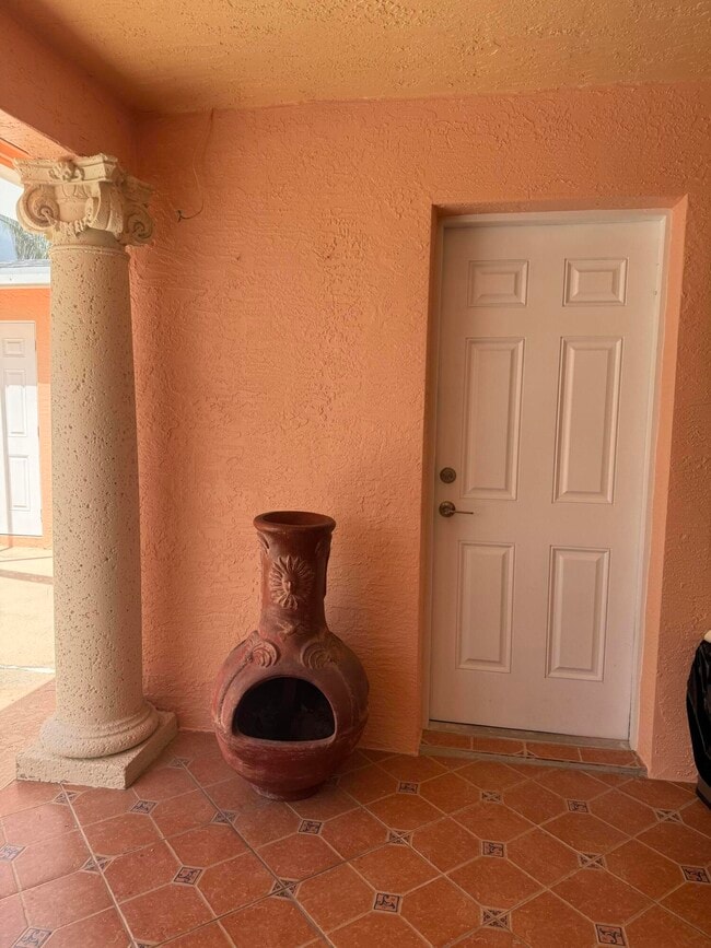 Building Photo - 592 SW Tarra Ave