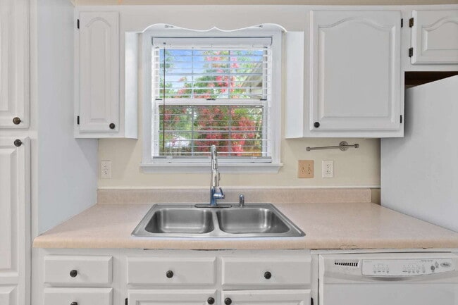 Building Photo - Spacious 4-Bedroom Home in a Prime Locatio...