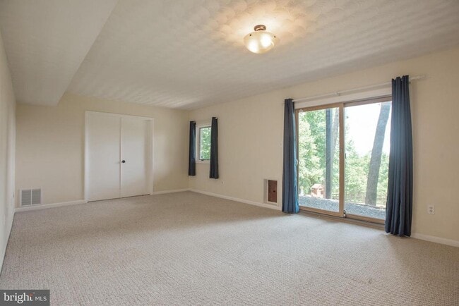 Building Photo - 1619 Summit Dr