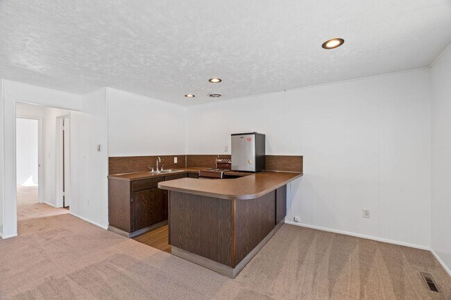 Building Photo - Spacious 4 Bed, 3 Bath Corner Lot Home!