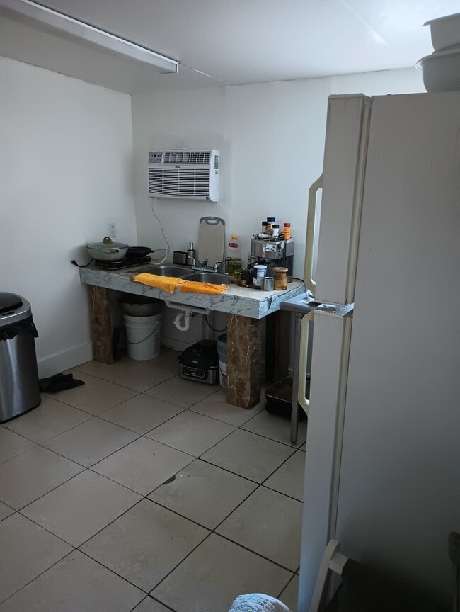 Building Photo - 2905 E 8th Ave