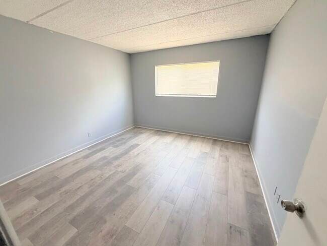 Building Photo - 1501 Crescent Cir