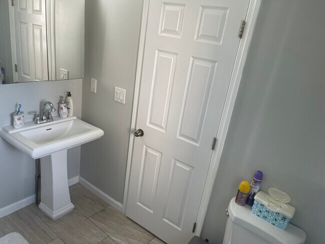 Building Photo - 218 Hopkins Ave