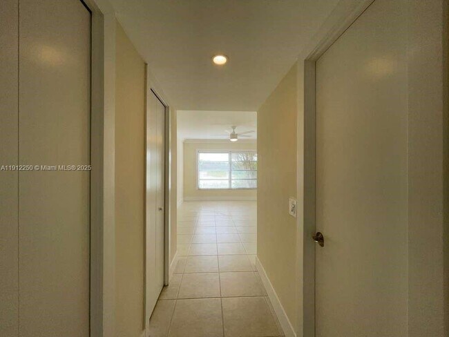 Building Photo - 2950 N Palm Aire Dr