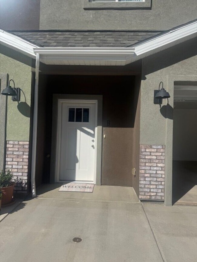 Primary Photo - 3 Bedroom, 2.5 Bathroom