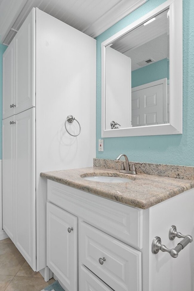 Building Photo - Perfect West Bradenton Location - 2 bedroom / 2 bathroom Home