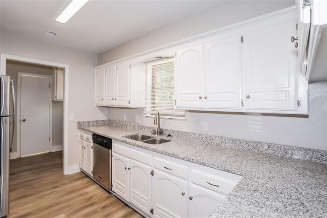 Building Photo - 445 Larkspur Ct