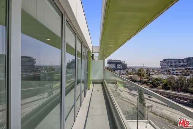 Building Photo - 5750 Hollywood Blvd