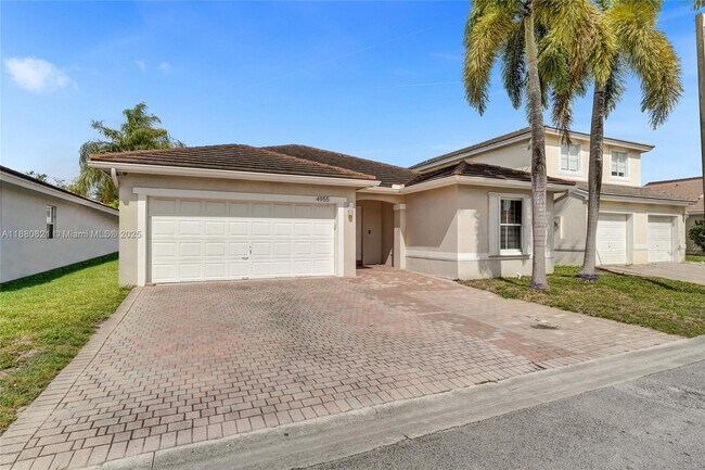 Building Photo - 4955 SW 33rd Ave