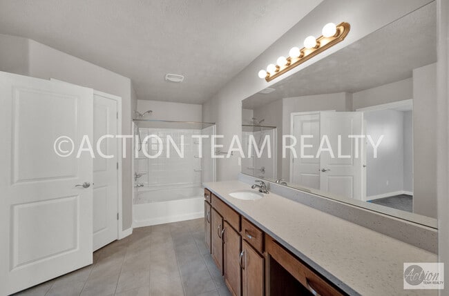 Building Photo - Beautiful Townhome in Bluffdale