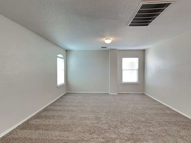 Building Photo - 114 Finch Knoll