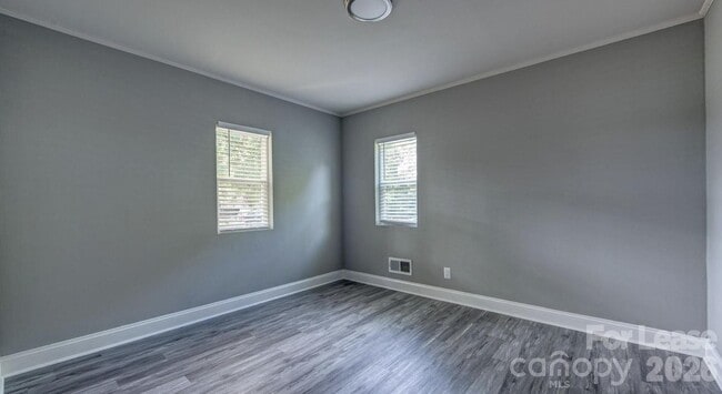 Building Photo - 910 E 6th Ave