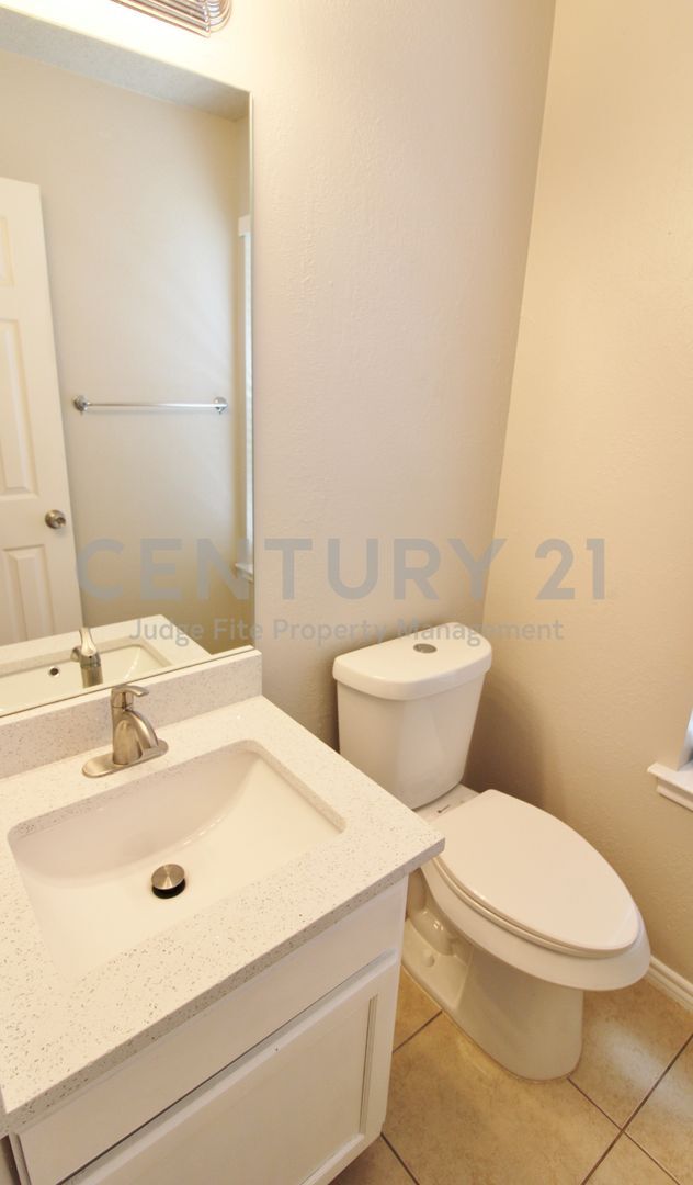 Building Photo - Spacious 2-Story 4/2.5/2 in Lancaster For Rent!