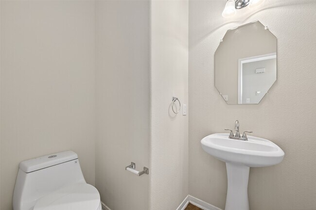 Building Photo - 14335 Plum Springs Dr