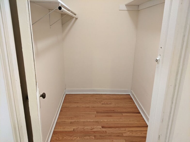 Building Photo - 517 W Brompton Ave