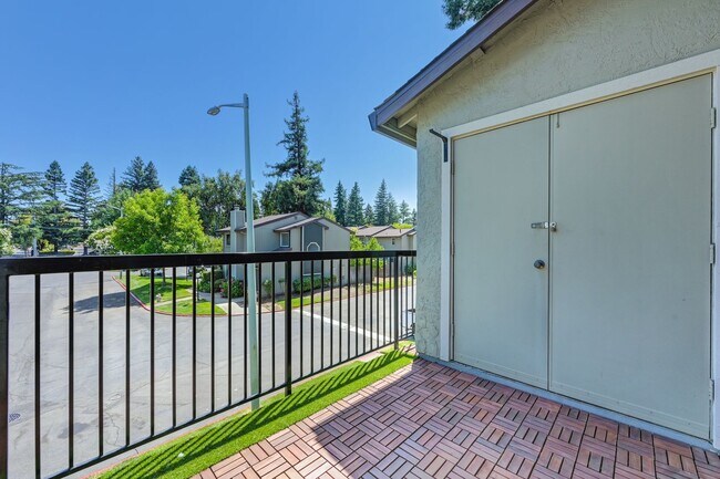 Building Photo - Prime location near downtown, airport, dining 1 bed 1 bath
