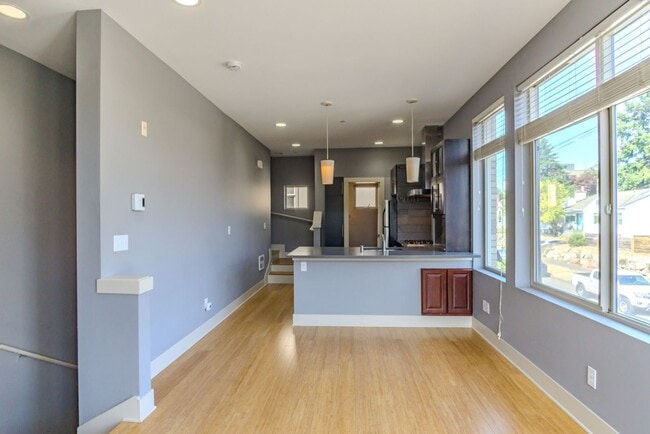 Building Photo - 3Bd/2.5Ba Seattle Townhouse