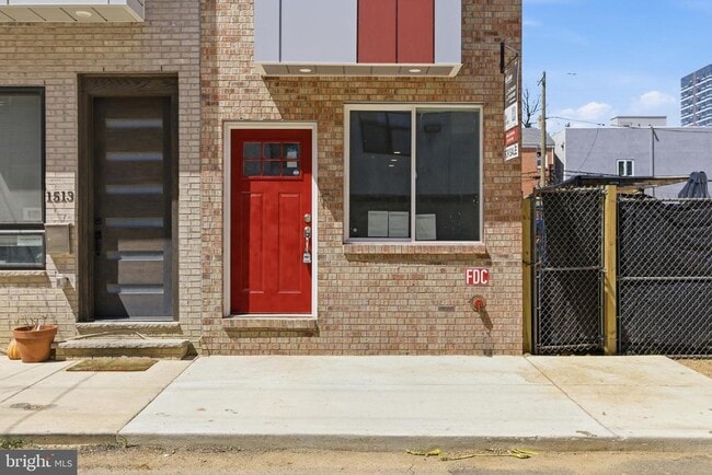 Building Photo - 1511 W Flora St