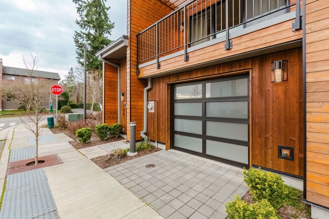 Building Photo - 706 Hanami Ln NE
