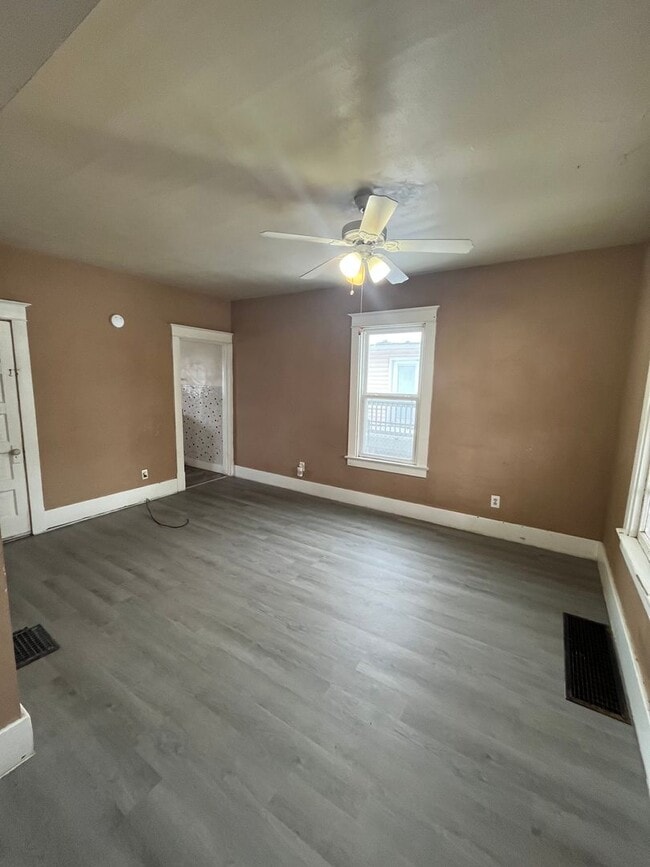 Building Photo - 3 Bedroom House in Roxana