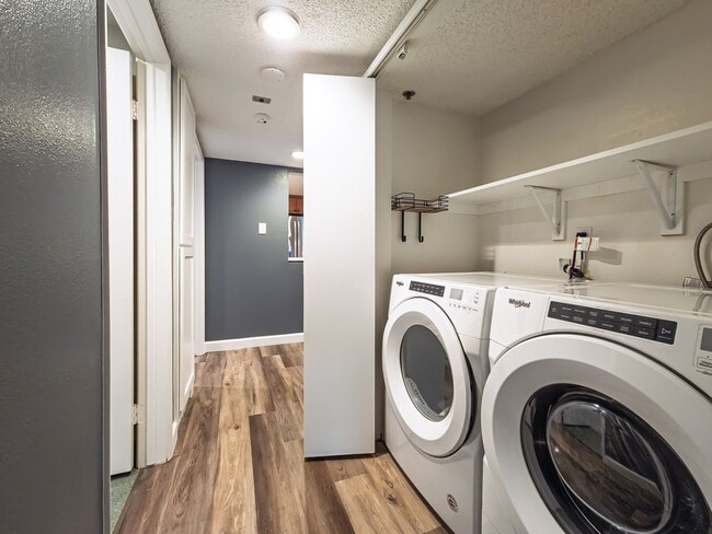 Building Photo - Stylish Condo in the Heart of Downtown Pasadena