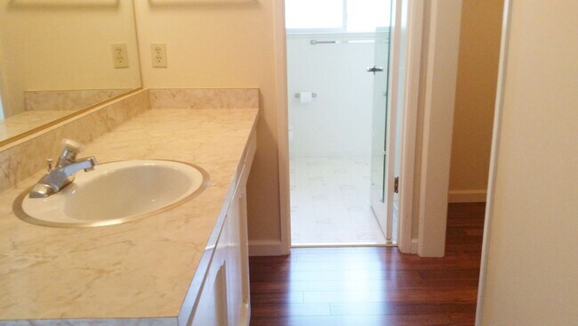 Building Photo - Lovely Home in Oakmont