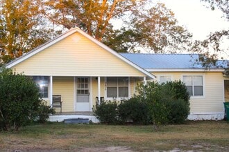 Building Photo - Charming Rural 3/2 in Cottondale w/ Carport