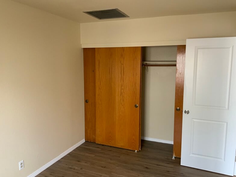 Building Photo - 560 Greenbrier Dr