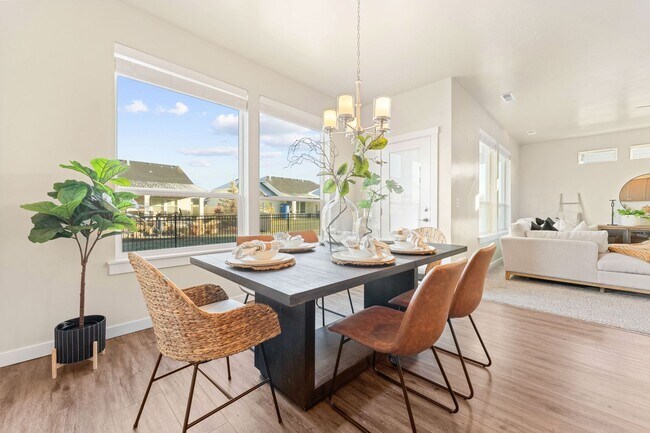 Building Photo - 5 Bedroom 2.5 Bath FOUR CAR GARAGE Eagle, ...