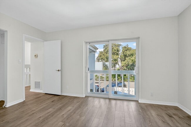 Building Photo - 1010 NE 8th Ave